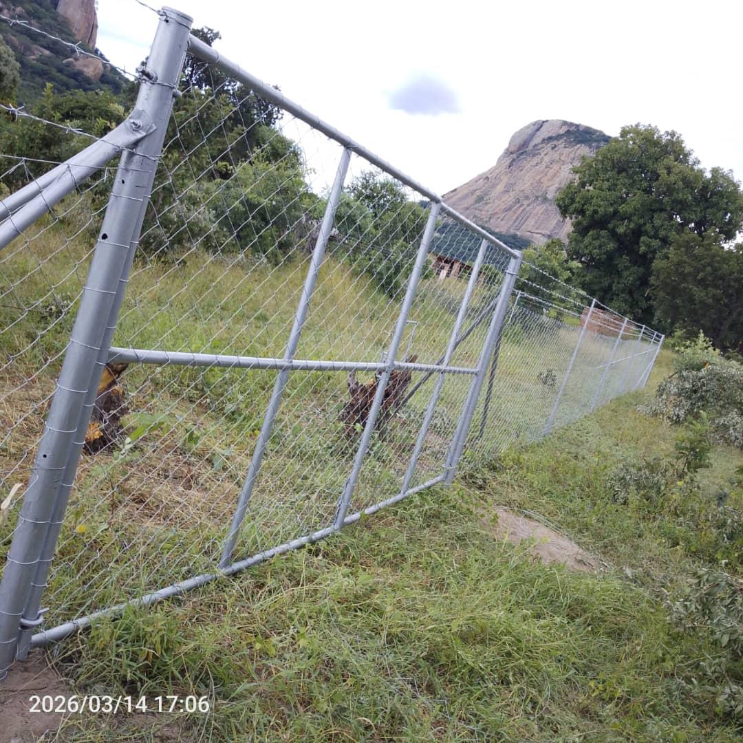 Azzar diamond mesh gate and agricultural perimeter