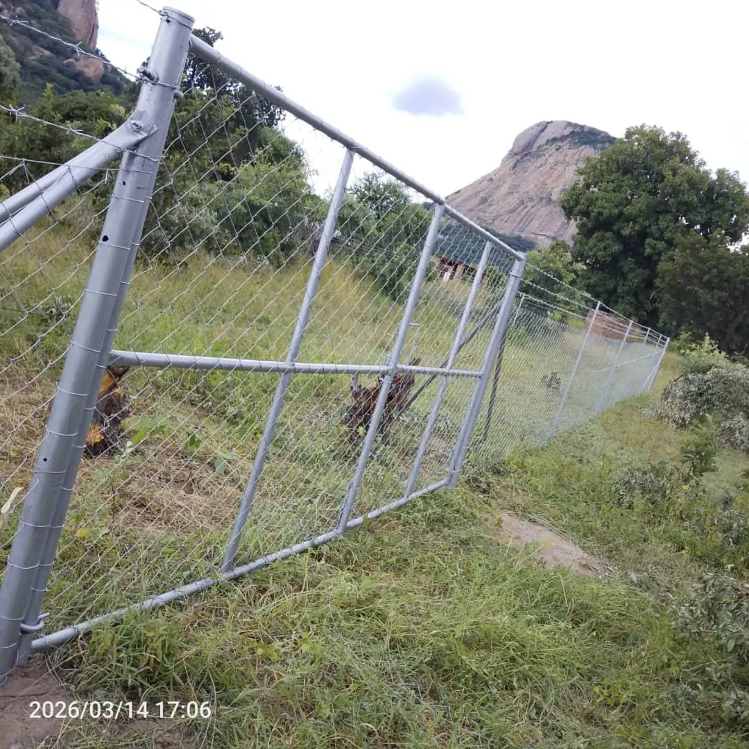Azzar diamond mesh gate and agricultural perimeter