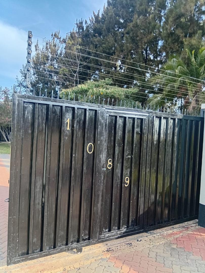 Electric fence installed above a residential gate by Azzar