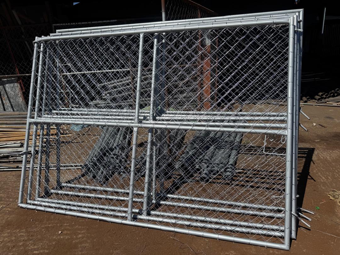 Double-leaf tubular steel gates with diamond mesh infill fabricated by Azzar